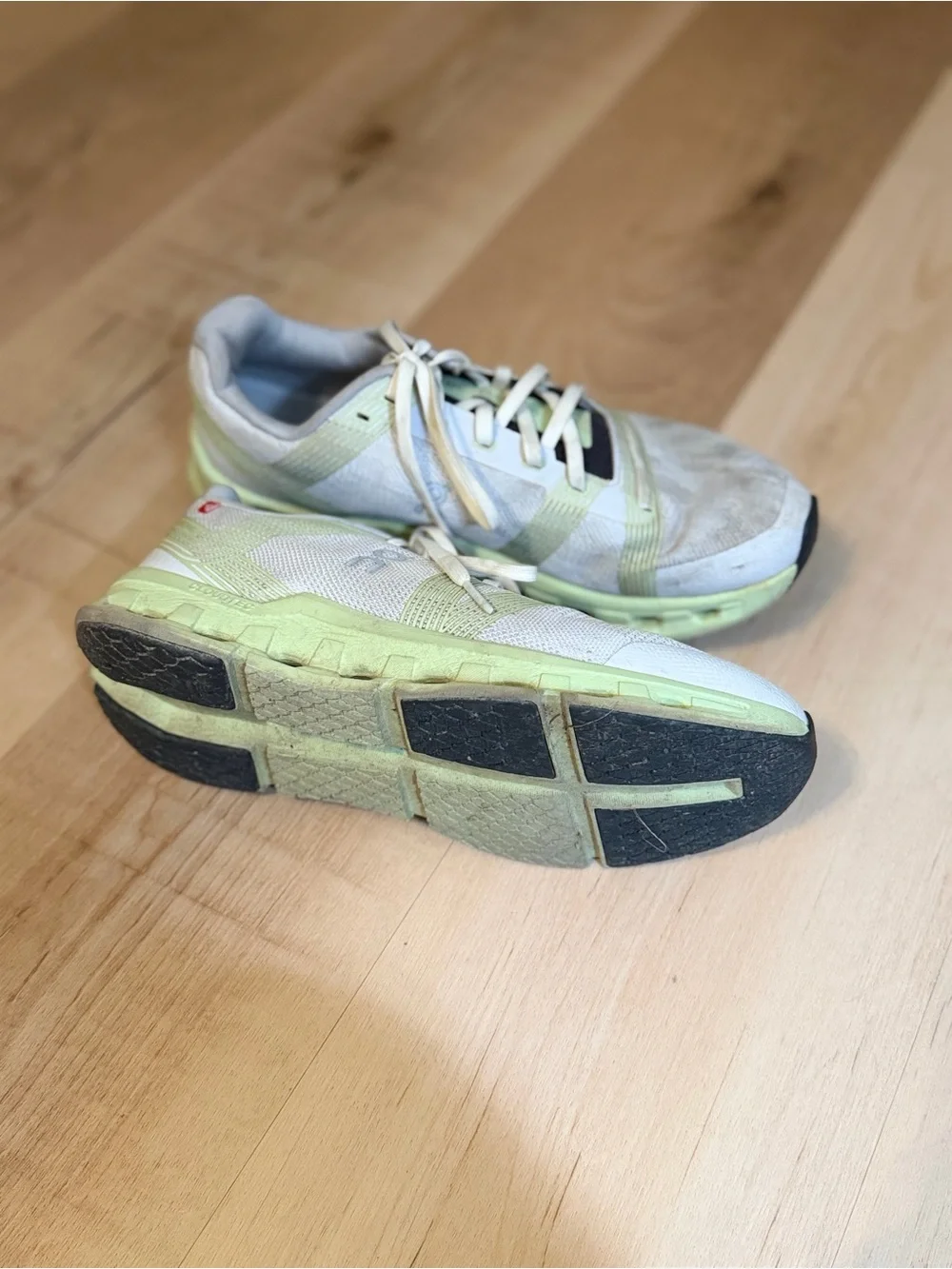 ON women’s cloud runner— frost aloe tennis shoes
